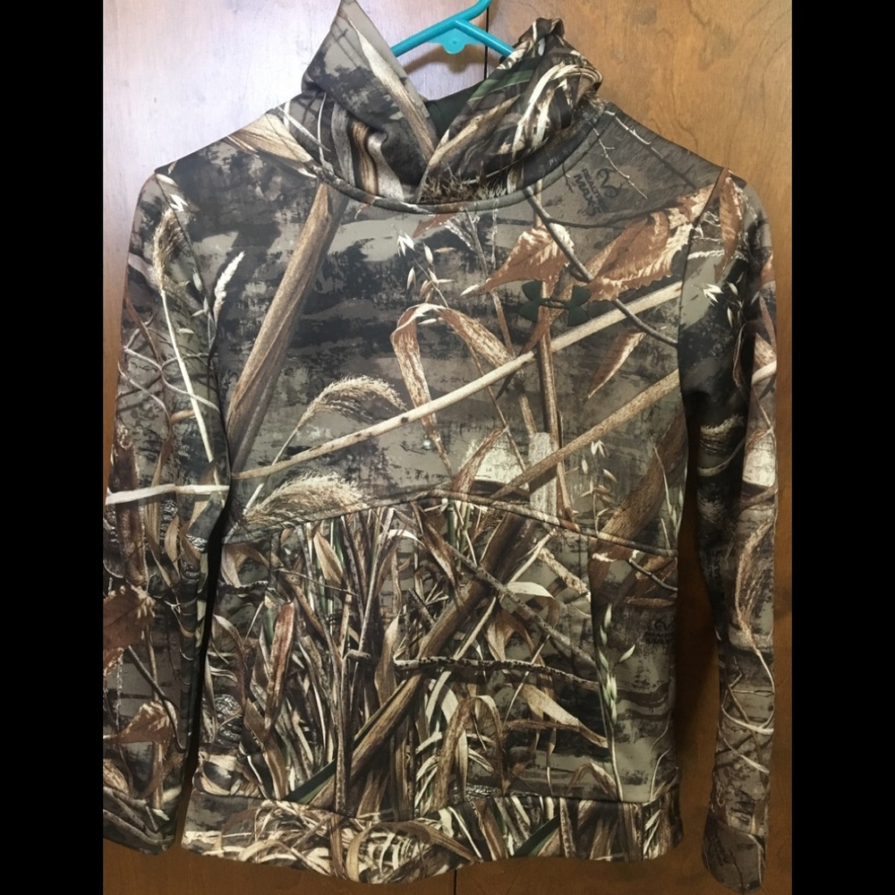 Underarmour Realtree Camo hoodie.  Youth Medium